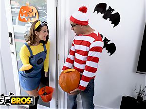 BANGBROS - Trick Or treat, smell Evelin Stone's soles.
